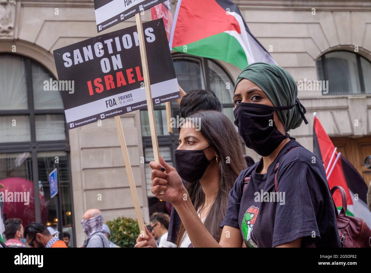 Londra, Regno Unito. 26 giugno 2021. Gli amici di al-Aqsa chiedono sanzioni contro Israele. Oltre cinquemila persone si sono unite all'Assemblea popolare per attraversare Londra contro i fallimenti del governo Tory durante la pandemia, agendo troppo tardi, consegnando contratti a amici e non riuscendo a premiare i lavoratori chiave per i loro sacrifici. Hanno chiesto una "nuova normalità" con la fine della privatizzazione dell'NHS, alloggi dignitosi, un'azione reale sul cambiamento climatico, alloggi dignitosi, la fine di pratiche occupazionali sleali e il saccheggio di politici corrotti. Peter Marshall/Alamy Live News Foto Stock