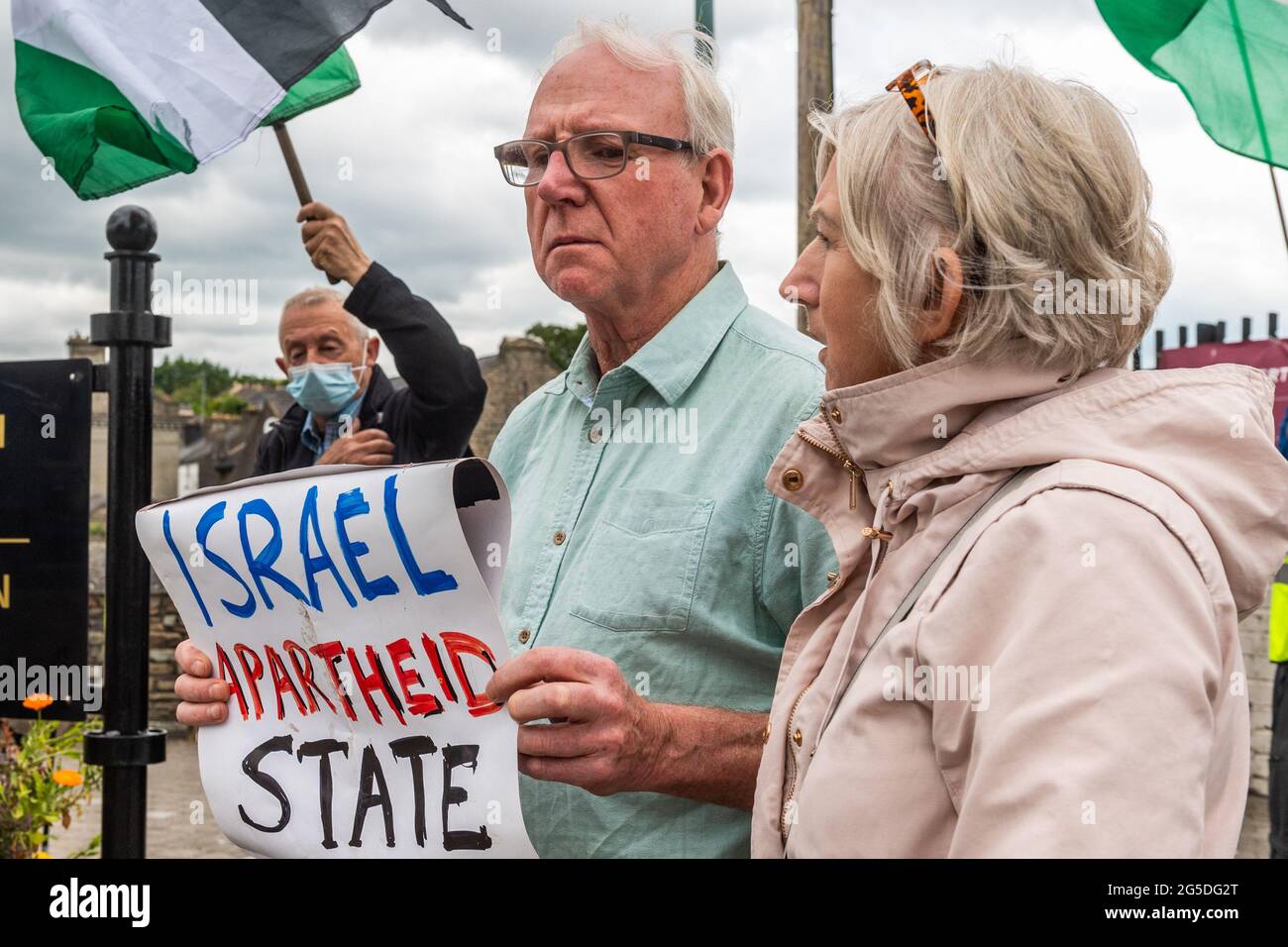 Bandon, West Cork, Irlanda. 26 Giugno 2021. La Campagna di solidarietà della Palestina in Irlanda, West Cork Branch, ha oggi protestato contro il ponte di Bandon. Al gruppo si è Unito il gruppo di Cork Palestinia, che ha fatto conoscere la situazione dei palestinesi. Inoltre, i gruppi hanno incoraggiato gli acquirenti a boicottare le merci israeliane in vendita nei supermercati e nei negozi di tutta l'Irlanda. Cork Cllr. Ted Tynan del Partito operaio ha partecipato alla protesta. Credit: AG News/Alamy Live News Foto Stock