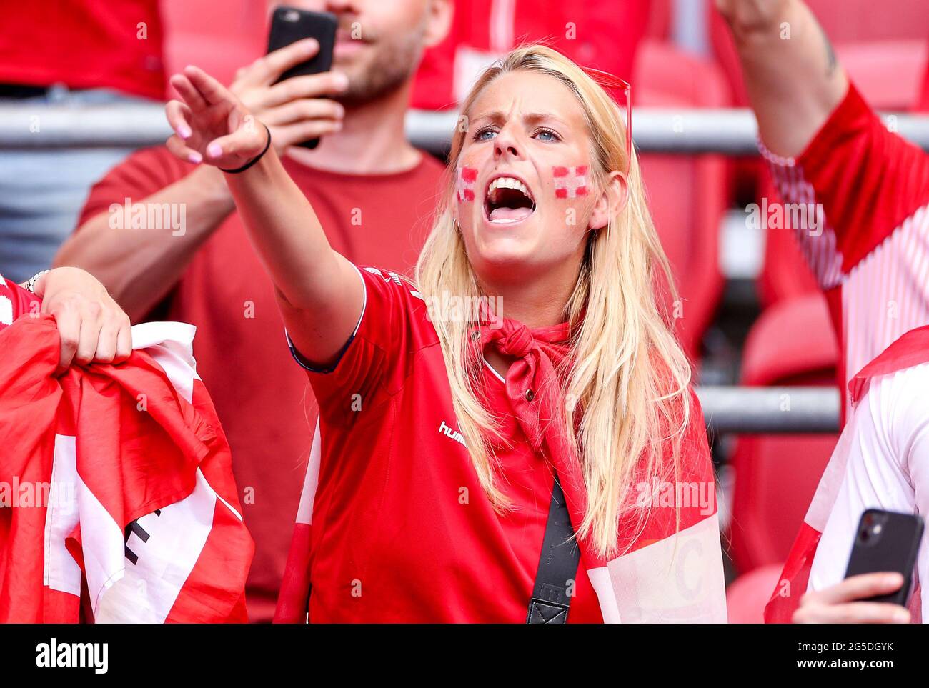 I tifosi danesi incoraggiano la loro squadra durante la partita UEFA Euro 2020 del 16 che si tiene alla Johan Cruijff Arena di Amsterdam, Paesi Bassi. Data immagine: Sabato 26 giugno 2021. Foto Stock