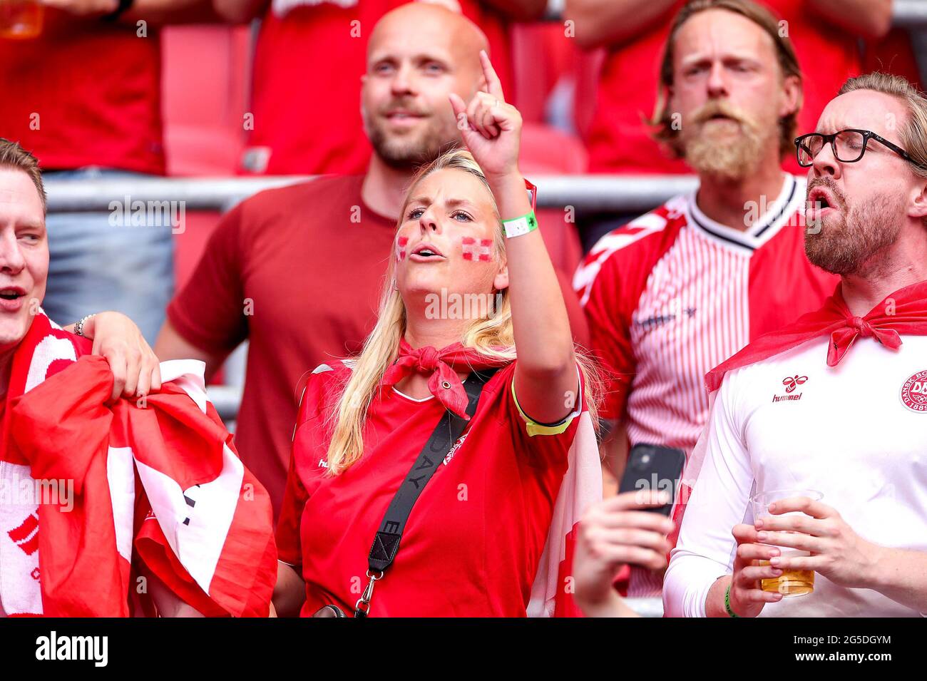 I tifosi danesi incoraggiano la loro squadra durante la partita UEFA Euro 2020 del 16 che si tiene alla Johan Cruijff Arena di Amsterdam, Paesi Bassi. Data immagine: Sabato 26 giugno 2021. Foto Stock