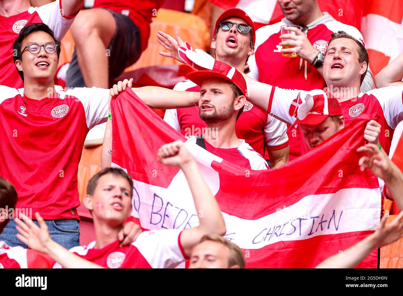 I tifosi danesi incoraggiano la loro squadra durante la partita UEFA Euro 2020 del 16 che si tiene alla Johan Cruijff Arena di Amsterdam, Paesi Bassi. Data immagine: Sabato 26 giugno 2021. Foto Stock