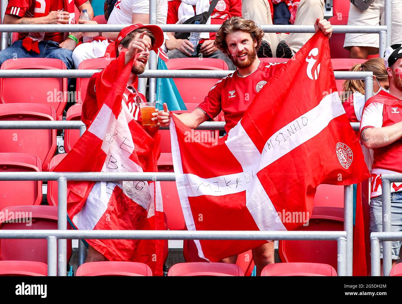 I tifosi danesi incoraggiano la loro squadra durante la partita UEFA Euro 2020 del 16 che si tiene alla Johan Cruijff Arena di Amsterdam, Paesi Bassi. Data immagine: Sabato 26 giugno 2021. Foto Stock