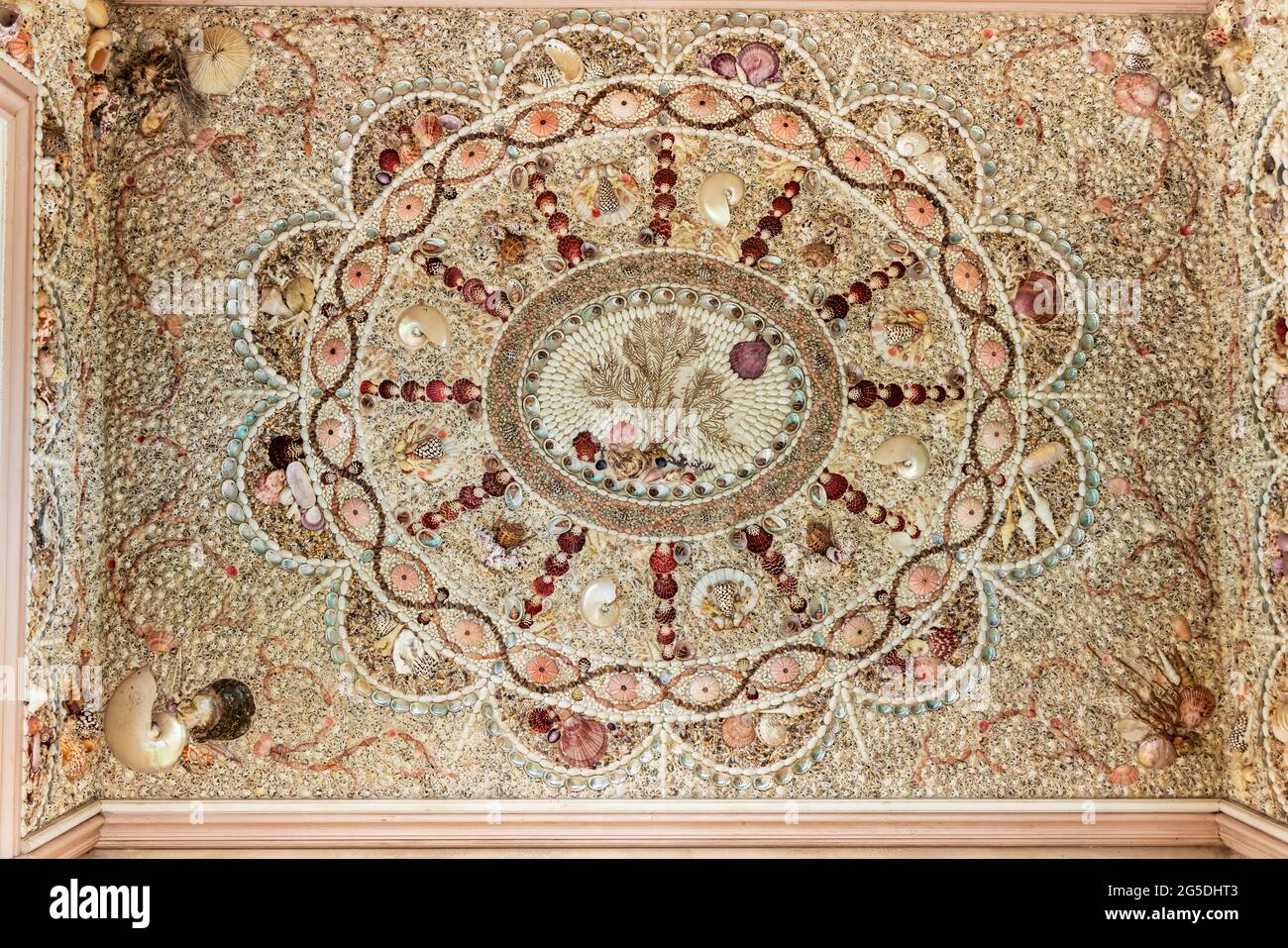 Mosaico conchiglia in stile neo-classico in uno dei padiglioni aperti giardini di Newby Hall nel Nord Yorkshire. Foto Stock