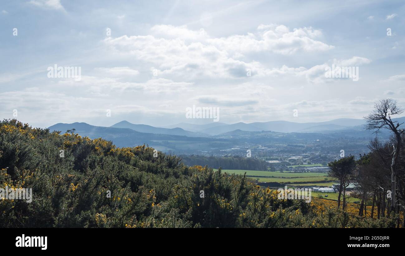 Vista panoramica dalla cima di Bray Head, County Wicklow, Irlanda. Paesaggio costiero estivo. Foto Stock