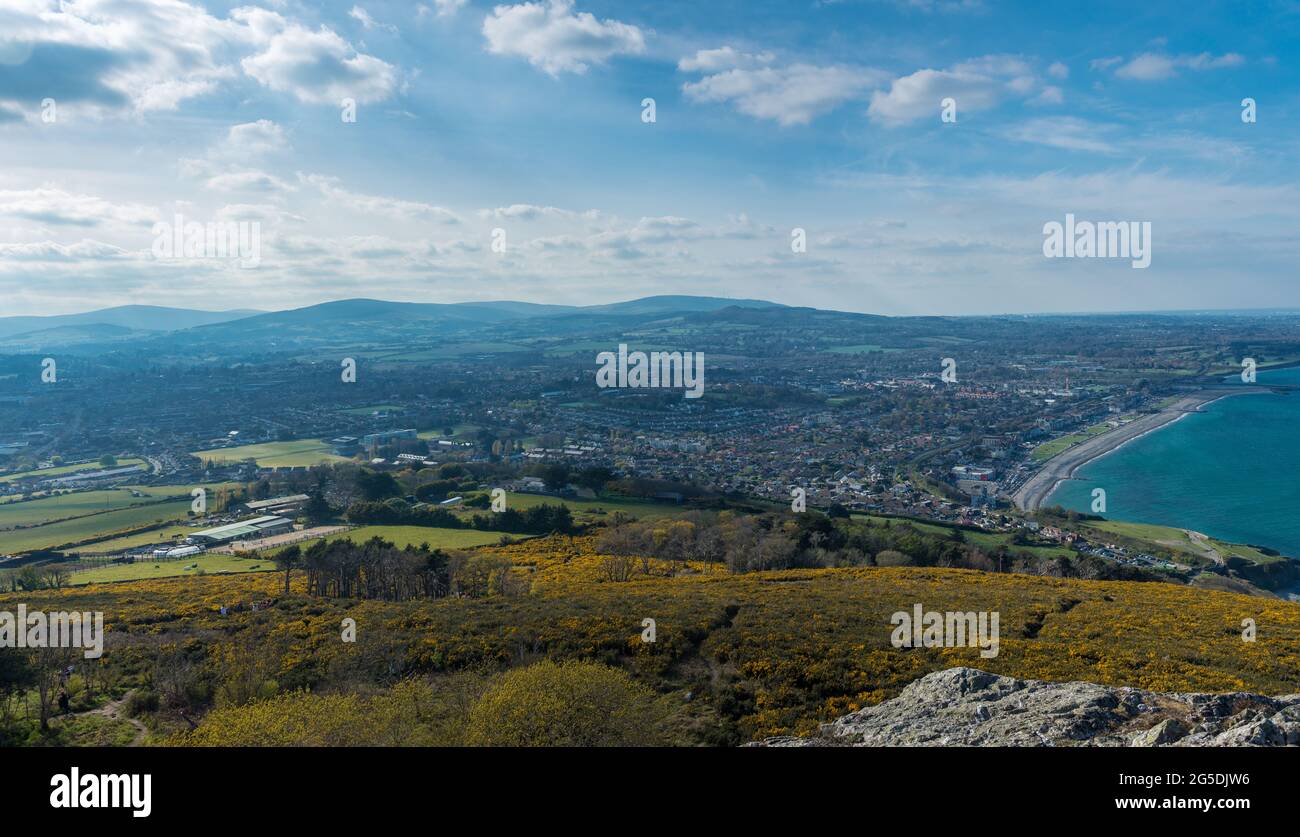 Vista panoramica dalla cima di Bray Head, County Wicklow, Irlanda. Paesaggio costiero estivo. Foto Stock