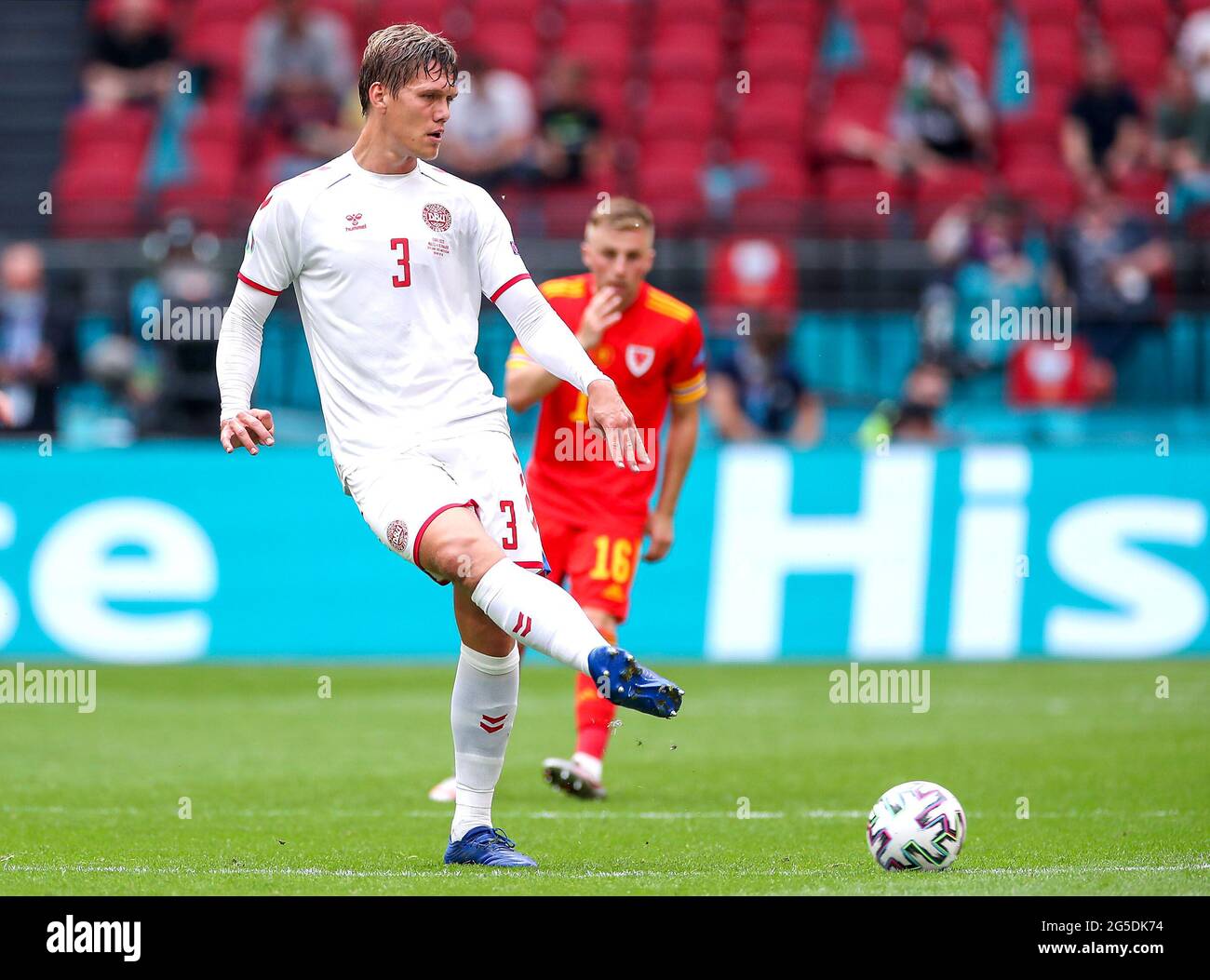 Jannik Vestergaard in azione in Danimarca durante il round UEFA Euro 2020 del 16 tenutosi presso la Johan Cruijff Arena di Amsterdam, Paesi Bassi. Data immagine: Sabato 26 giugno 2021. Foto Stock
