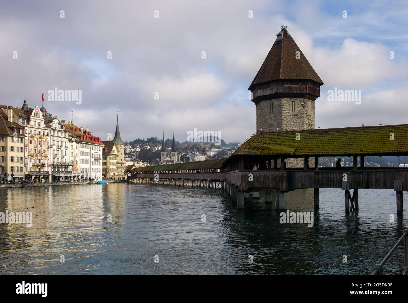 Vista di Lucerna e la cappella e Ponte sul fiume Reuss, Svizzera Foto Stock