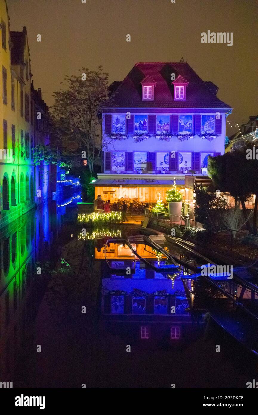 Illuminazioni natalizie nel quartiere di Little Venice, Colmar, Francia Foto Stock