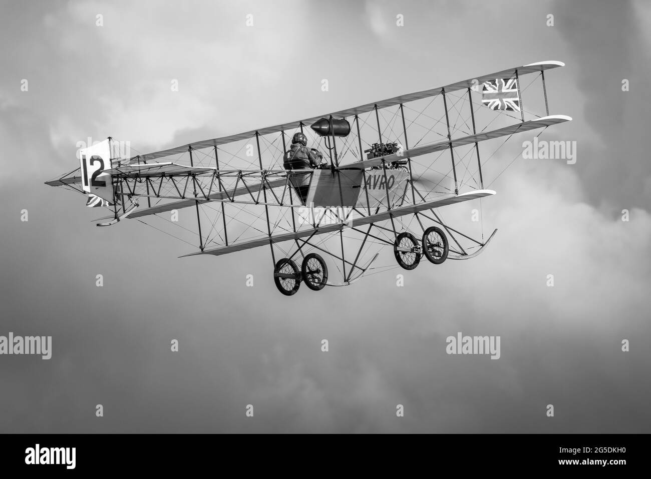 1910 Avro Triplane Airborne al Shuttleworth Flying Festival of Britain Airshow il 6 giugno 2021 Foto Stock