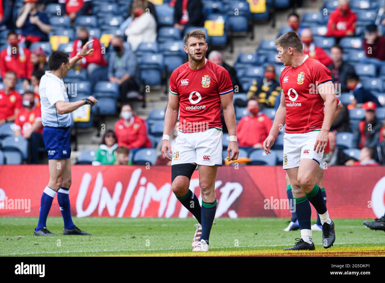 EDIMBURGO, SCOZIA. 26 giugno 2021. DaN Biggar dei Lions (a sinistra) e Owen Farrell dei Lions (a destra) durante la Coppa Lions 1888 tra i Lions britannici e irlandesi e il Giappone al BT Murrayfield Stadium sabato 26 giugno 2021, EDIMBURGO, SCOZIA. Credit: Taka G Wu/Alamy Live News Foto Stock