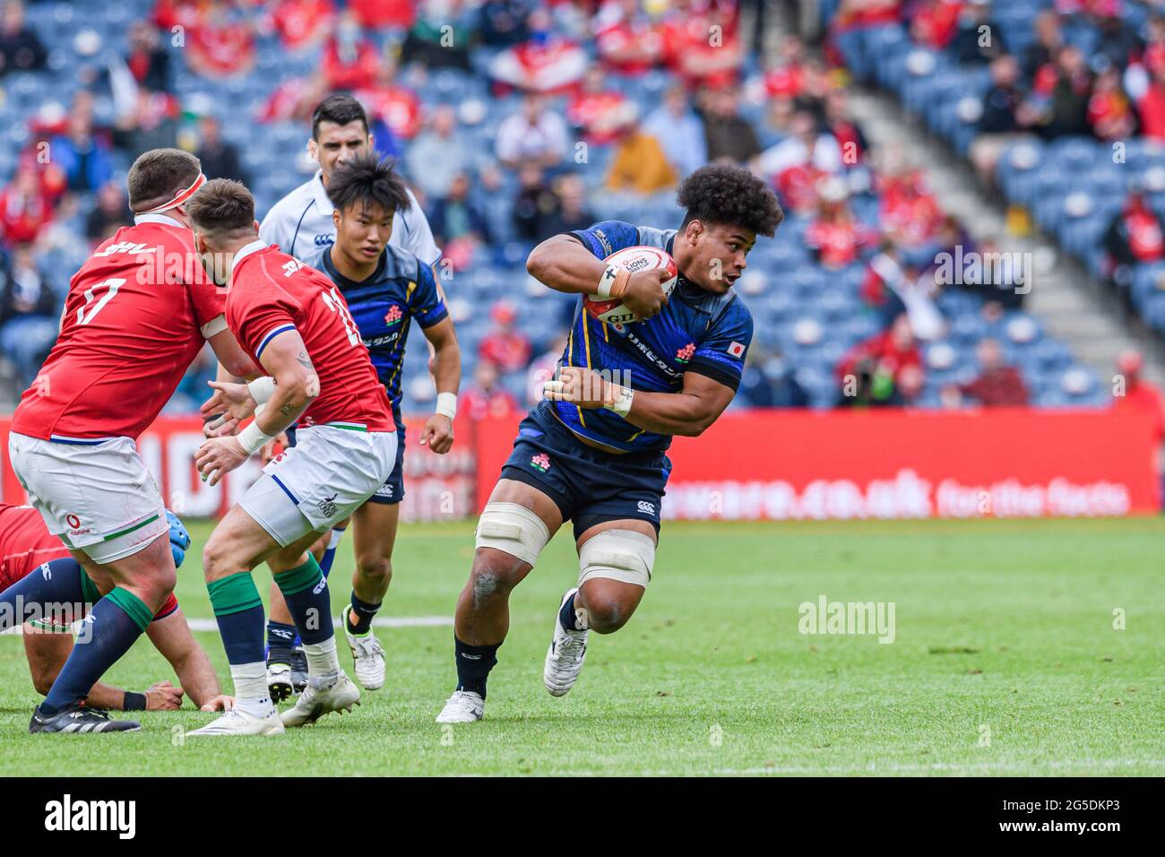 EDIMBURGO, SCOZIA. 26 giugno 2021. Il Tevita Tatafu (a destra) del Giappone viene affrontato durante la Coppa Lions 1888 tra i Lions britannici e irlandesi e il Giappone al BT Murrayfield Stadium sabato 26 giugno 2021, EDIMBURGO, SCOZIA. Credit: Taka G Wu/Alamy Live News Foto Stock