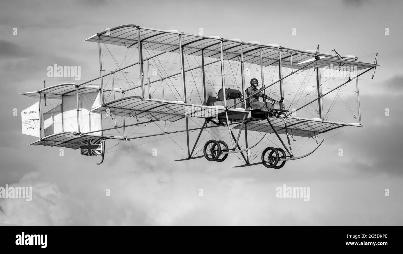 1910 Bristol Boxkite Airborne al Shuttleworth Flying Festival of Britain Airshow il 6 giugno 2021 Foto Stock