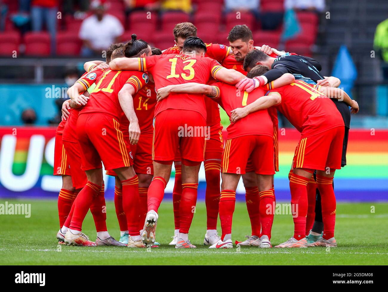 Giocatori del Galles durante un huddle prima del calcio d'inizio durante la partita UEFA Euro 2020 del 16 che si tiene alla Johan Cruijff Arena di Amsterdam, Paesi Bassi. Data immagine: Sabato 26 giugno 2021. Foto Stock Giocatori del Galles durante un huddle prima del calcio d'inizio durante la partita UEFA Euro 2020 del 16 che si tiene alla Johan Cruijff Arena di Amsterdam, Paesi Bassi. Data immagine: Sabato 26 giugno 2021. Foto Stock