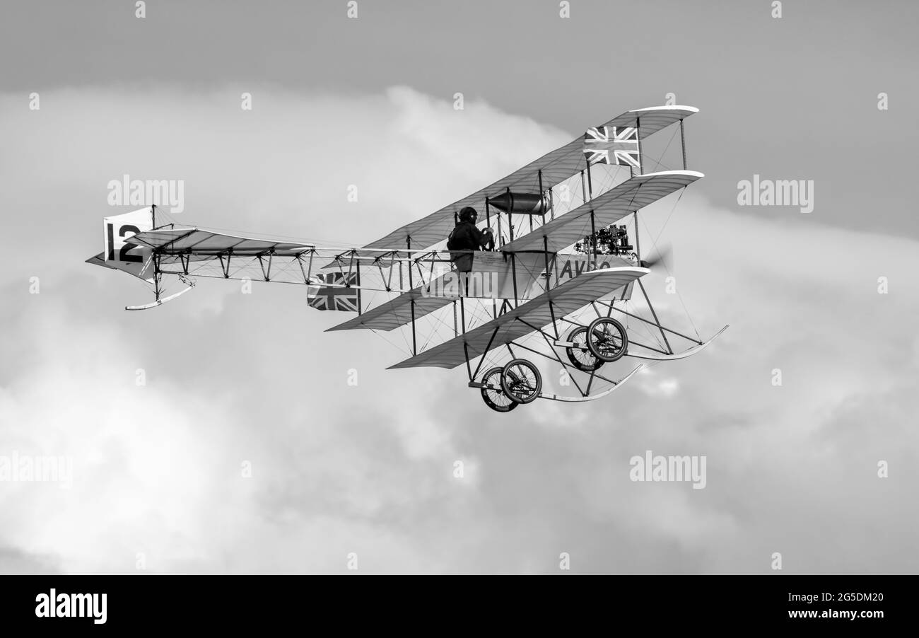 1910 Avro Triplane Airborne al Shuttleworth Flying Festival of Britain Airshow il 6 giugno 2021 Foto Stock