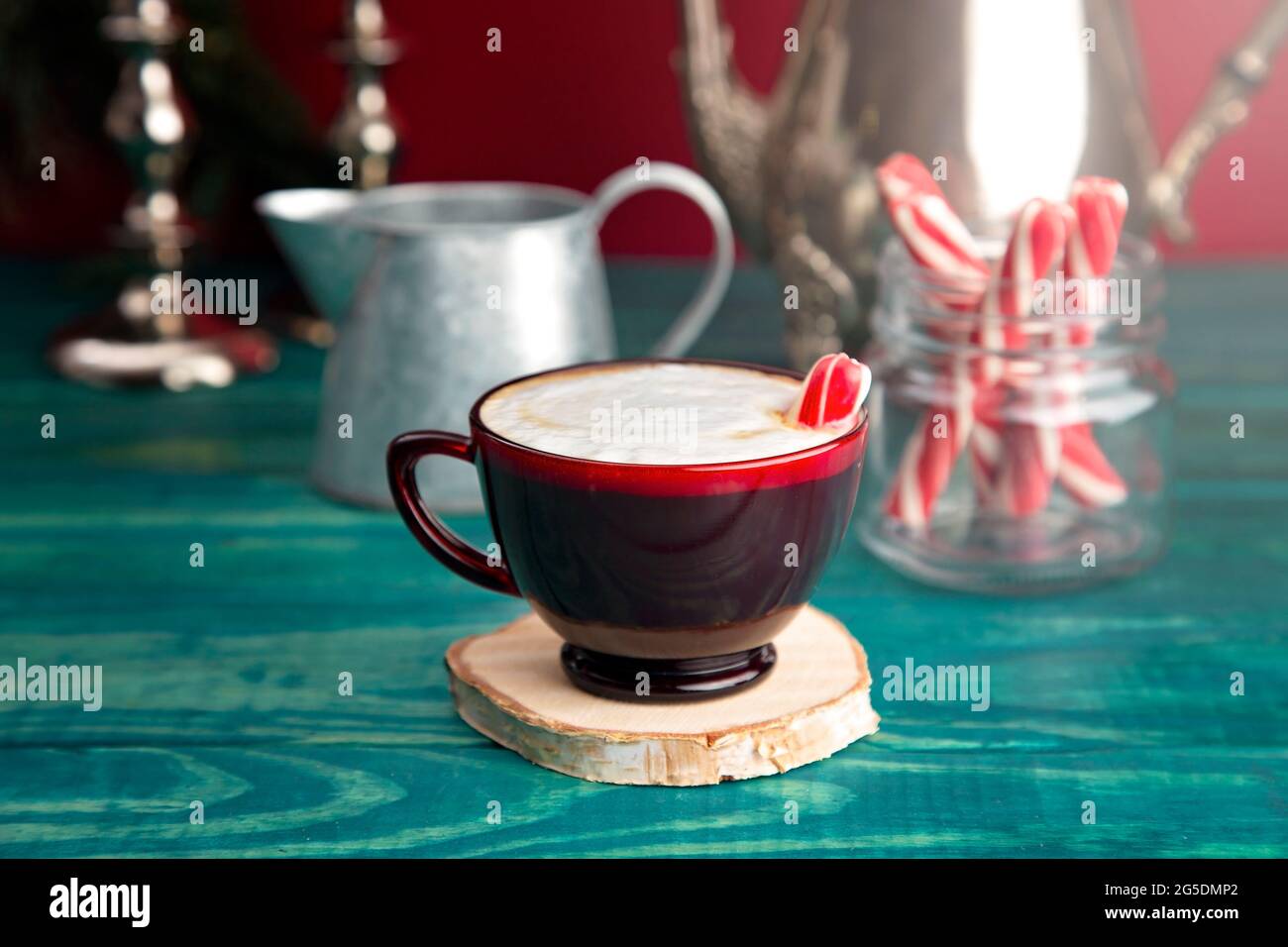 Holiday Coffee su un banco di legno blu Foto Stock