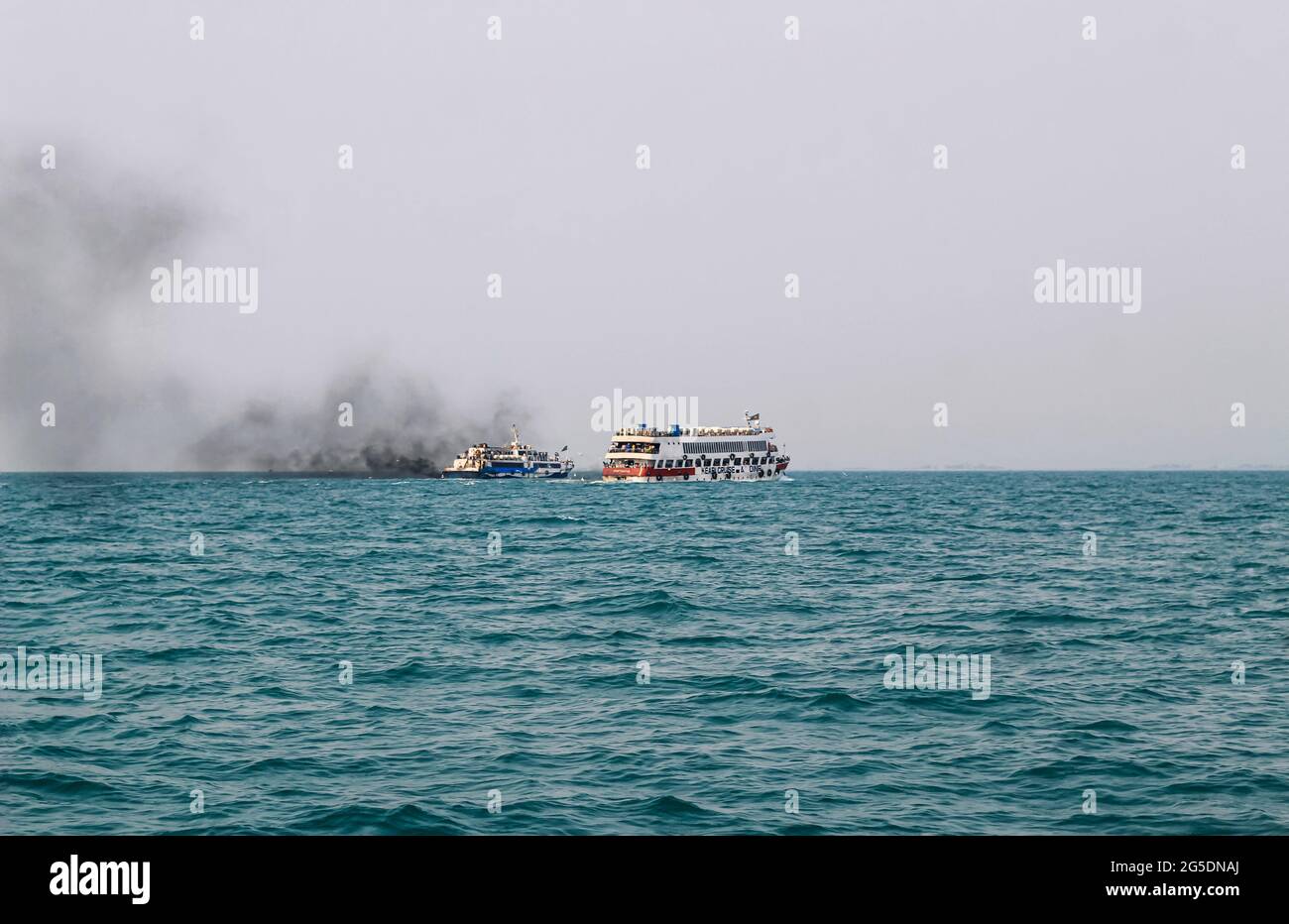 Traghetto di Bay of Bengala fumo proveniente dal suo camino. Fumi di scarico neri provenienti dal camino di una autocisterna ormeggiata dopo l'accensione del motore principale. Foto Stock