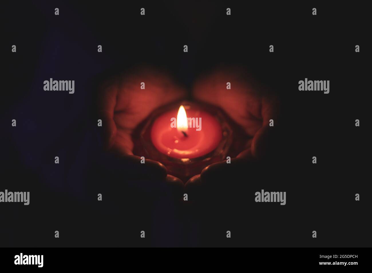 Candela bruciante nelle mani di una ragazza. Candele di Natale. La luce della  candela si illumina nelle mani della donna. Concetto di preghiera, fede,  religione Foto stock - Alamy