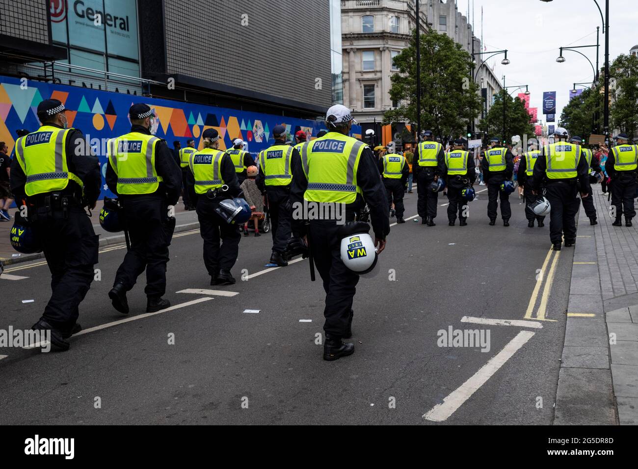 Londra, Regno Unito. 26 giugno 2021. Polizia a Oxford Street monitior una protesta anti-blocco/anti-vaccino. Credit: Stephen Chung / Alamy Live News Foto Stock
