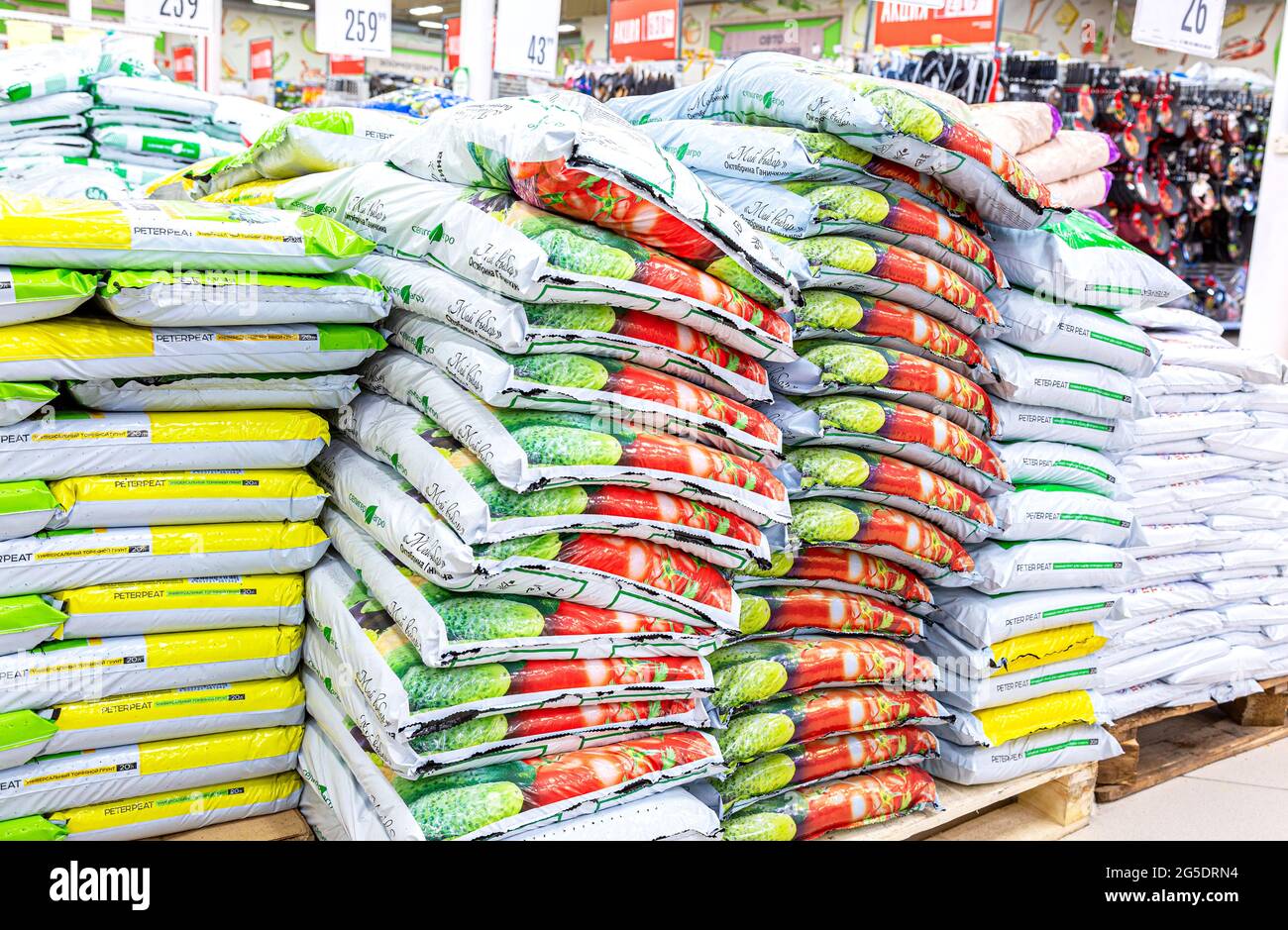Samara, Russia - 19 giugno 2021: Terreno universale per piante in sacchetti di plastica venduti nel supermercato Foto Stock