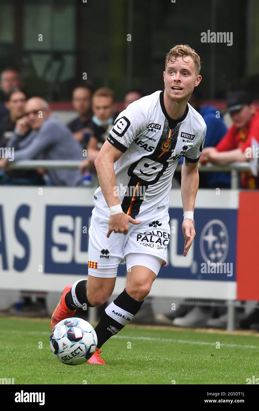 Il Victor Wernersson di Mechelen combatte per la palla durante la partita tra tempo Overijse e la prima squadra di calcio belga KV Mechelen, la prima Foto Stock