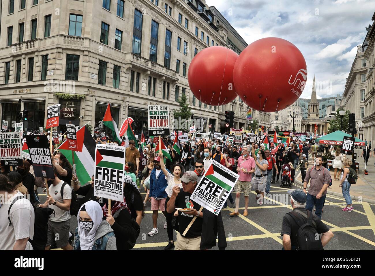 Londra, Regno Unito. 26 Giugno 2021. I sostenitori palestinesi tengono cartelli durante la manifestazione. L'Assemblea popolare ha chiesto una manifestazione nazionale contro il governo conservatore. La protesta si è svolta nel centro di Londra, che ha marciato dalla sede centrale della BBC a Whitehall ed è destinata a colpire il fallimento del governo britannico nella gestione della pandemia della COVID-19. (Foto di Hesther ng/SOPA Images/Sipa USA) Credit: Sipa USA/Alamy Live News Foto Stock