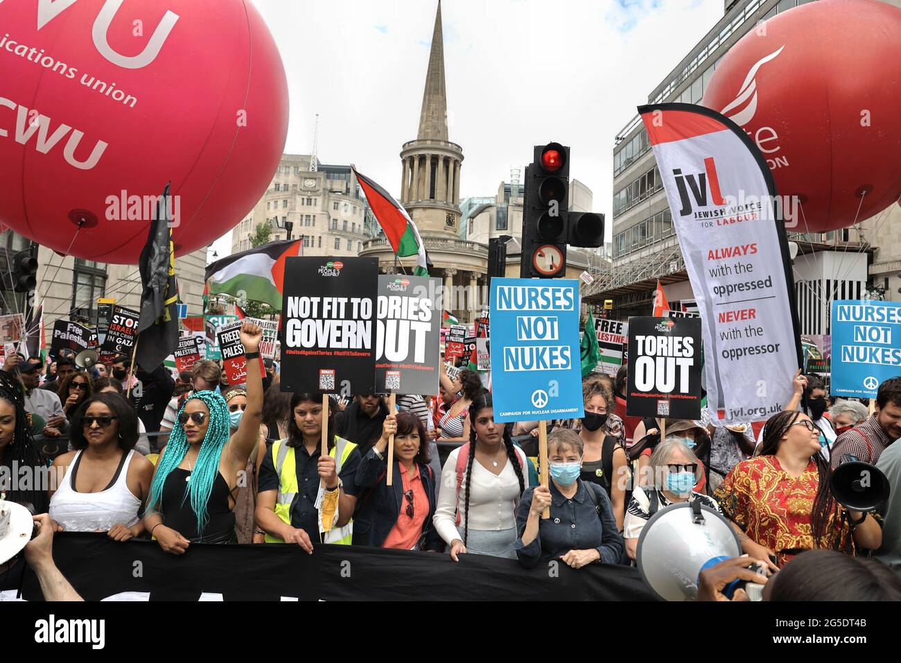 Londra, Regno Unito. 26 Giugno 2021. I manifestanti tengono cartelli durante la manifestazione. L'Assemblea popolare ha chiesto una dimostrazione nazionale contro il governo conservatore. La protesta si è svolta nel centro di Londra, che ha marciato dalla sede centrale della BBC a Whitehall ed è destinata a colpire il fallimento del governo britannico nella gestione della pandemia della COVID-19. (Foto di Hesther ng/SOPA Images/Sipa USA) Credit: Sipa USA/Alamy Live News Foto Stock