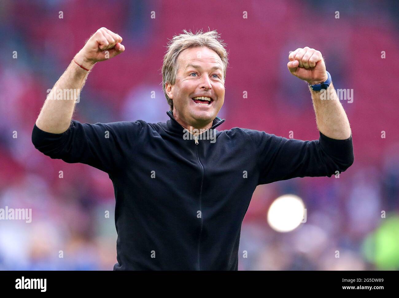 Il manager danese Kasper Hjulmand celebra la vittoria dopo il fischio finale durante il round UEFA Euro 2020 della partita 16 che si tiene alla Johan Cruijff Arena di Amsterdam, Paesi Bassi. Data immagine: Sabato 26 giugno 2021. Foto Stock