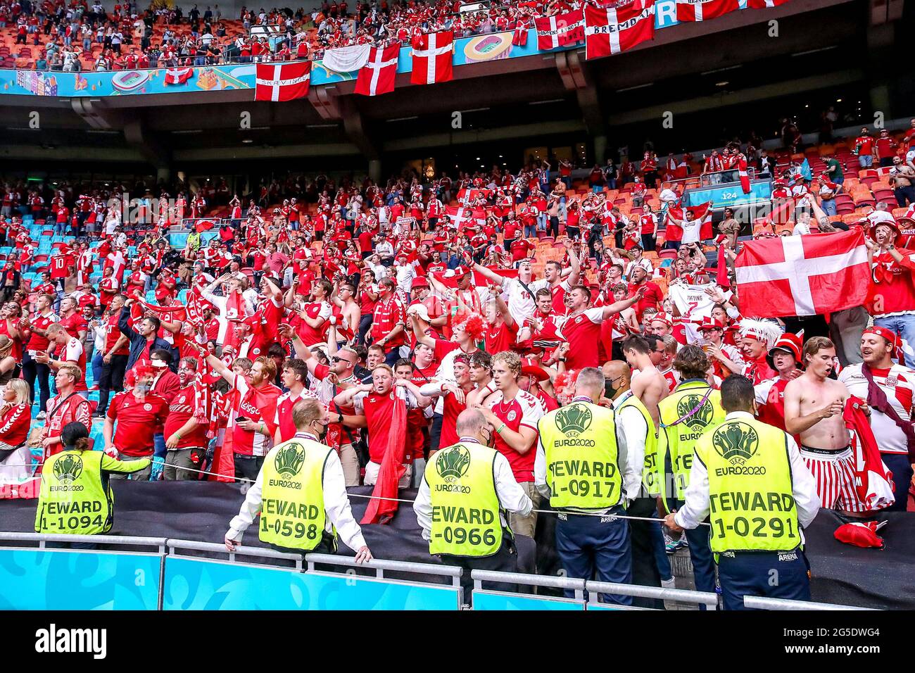 I fan danesi festeggiano la vittoria dopo il fischio finale durante la partita UEFA Euro 2020 del 16 che si tiene alla Johan Cruijff Arena di Amsterdam, Paesi Bassi. Data immagine: Sabato 26 giugno 2021. Foto Stock
