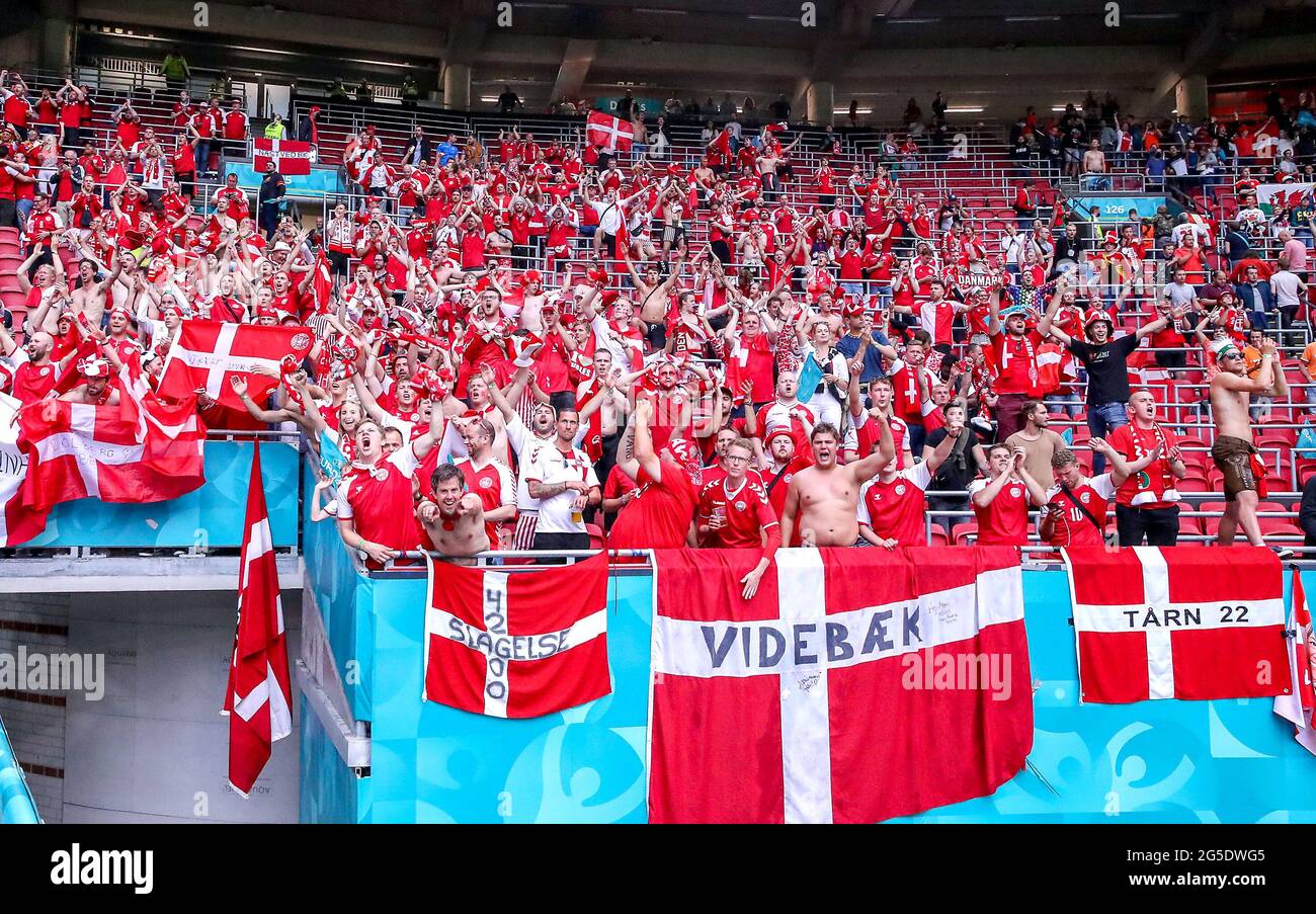 I fan danesi festeggiano la vittoria dopo il fischio finale durante la partita UEFA Euro 2020 del 16 che si tiene alla Johan Cruijff Arena di Amsterdam, Paesi Bassi. Data immagine: Sabato 26 giugno 2021. Foto Stock