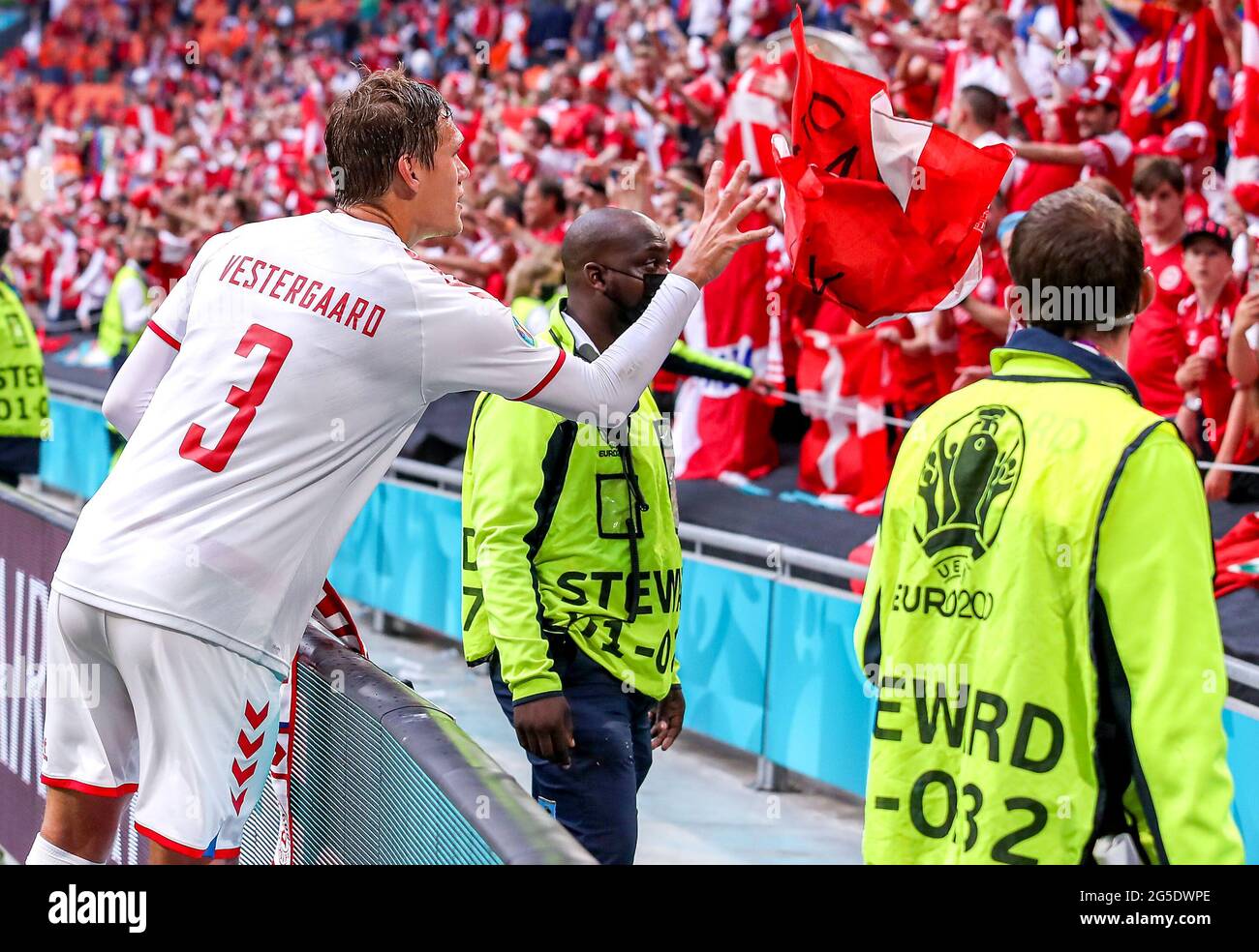 Il danese Jannik Vestergaard getta la sua camicia nella folla dopo il fischio finale durante il round UEFA Euro 2020 del 16 tenutosi alla Johan Cruijff Arena di Amsterdam, Paesi Bassi. Data immagine: Sabato 26 giugno 2021. Foto Stock
