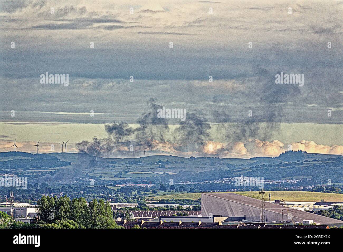 Glasgow, Scozia, Regno Unito, 26 giugno 2021. Il fumo nero riversa dall'uragano un fuoco vicino a Barhead, raffigurato a circa 5 chilometri di distanza, mentre si riversa sul sud della città verso le colline. Gerard Ferry/Alamy Live News Foto Stock