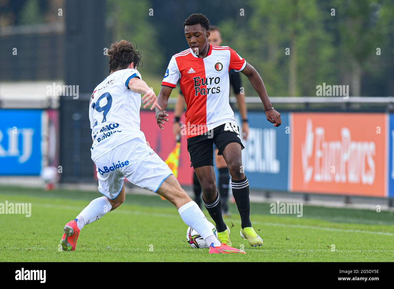 26-05-2021 Voetbal Feyenoord contro KAA Gent Rotterdam, PAESI BASSI - 26 GIUGNO: Laurent Depoitre di KAA Gent, Denzel Owusu di Feyenoord durante la partita amichevole tra Feyenoord e KAA Gent a Varkenoord il 26 giugno 2021 a Rotterdam, Paesi Bassi (Foto di Yannick Verhoeven/Orange Pictures) Foto Stock