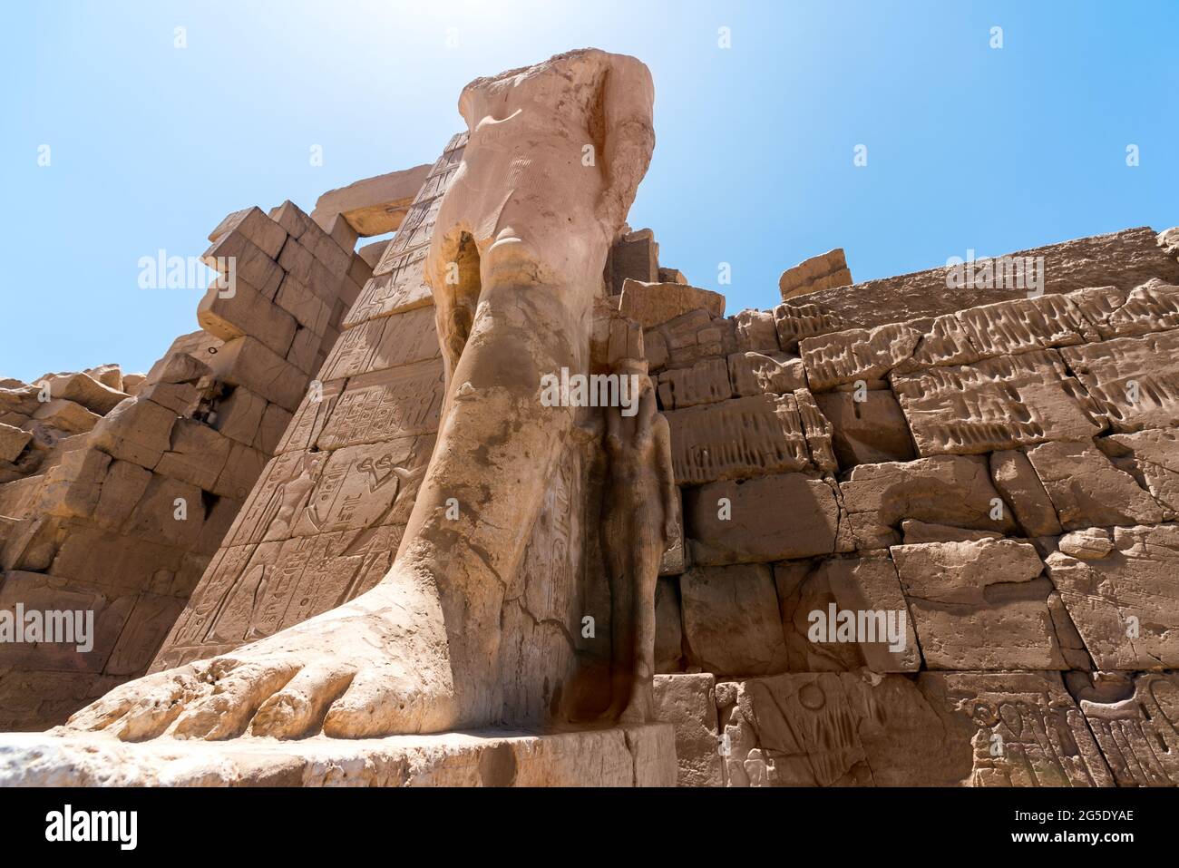 Piedi di un'antica statua del Faraone nel tempio di Karnak a Luxor in Egitto Foto Stock