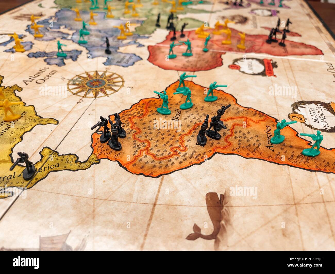 Rischio - una famiglia un gioco di strategia da tavolo di diplomazia, conflitto e conquista - mappa del mondo - uno dei giochi più venduti Foto Stock