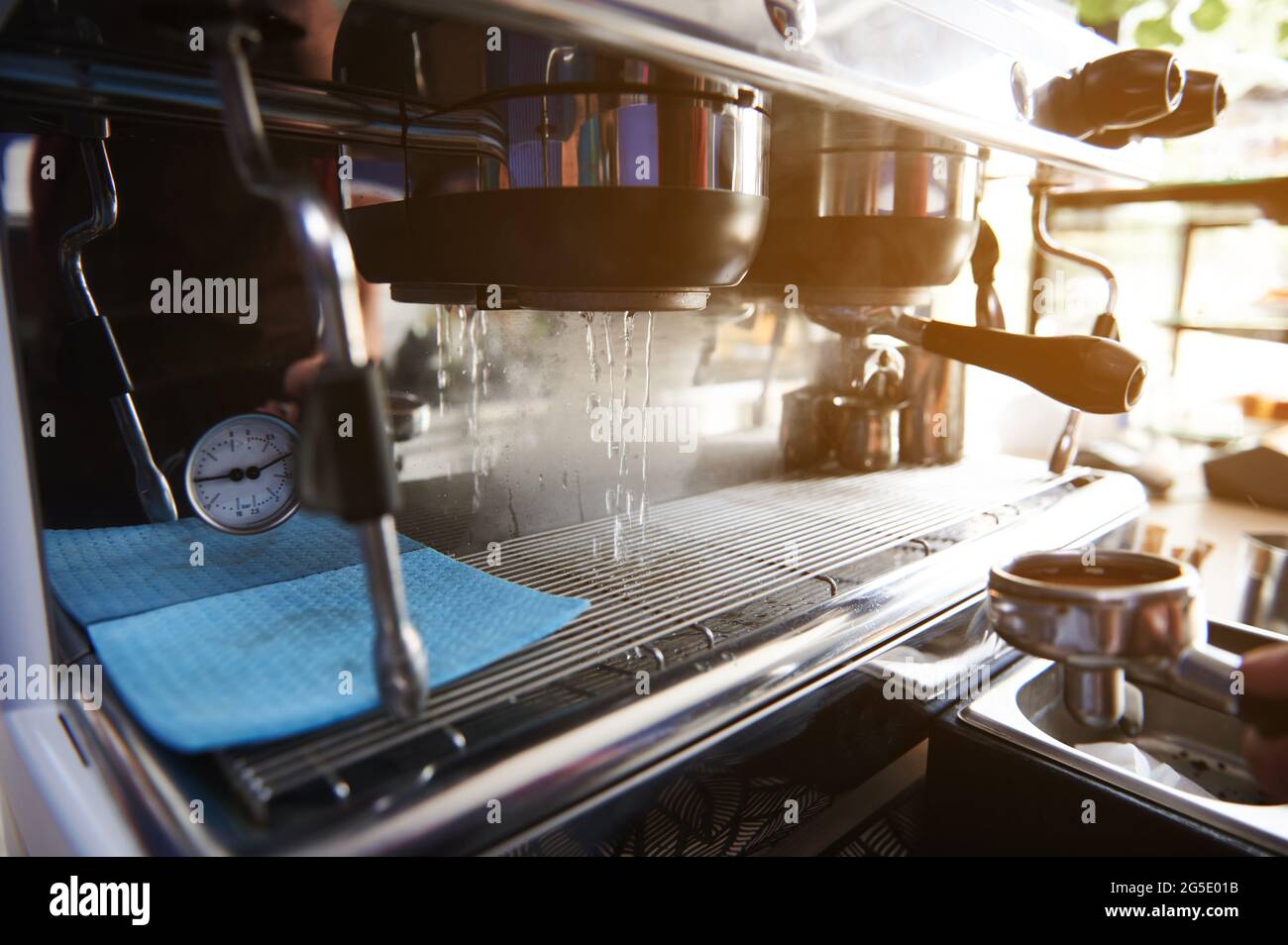 Avvio di una macchina da caffè professionale. Preparazione della macchina per caffè per preparare il caffè, avviare una macchina per caffè a vapore professionale Foto Stock