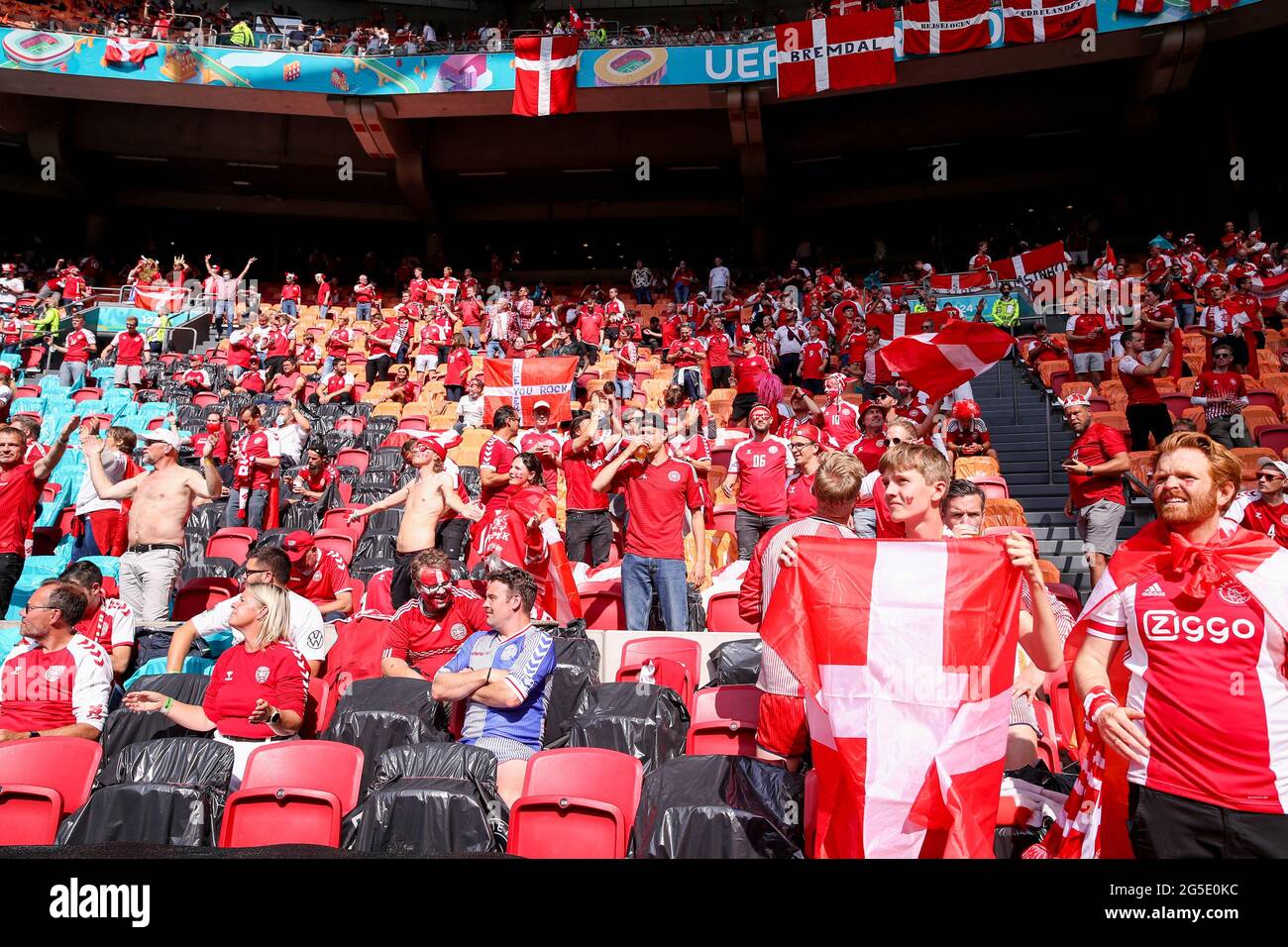 AMSTERDAM, PAESI BASSI - GIUGNO 26: Tifosi della Danimarca durante la partita finale del Campionato UEFA Euro 2020 1/8 tra Galles e Danimarca alla Johan Cruijff Arena il 26 giugno 2021 ad Amsterdam, Paesi Bassi (Foto di Marcel ter Bals/Orange Pictures) Credit: Orange Pics BV/Alamy Live News Foto Stock