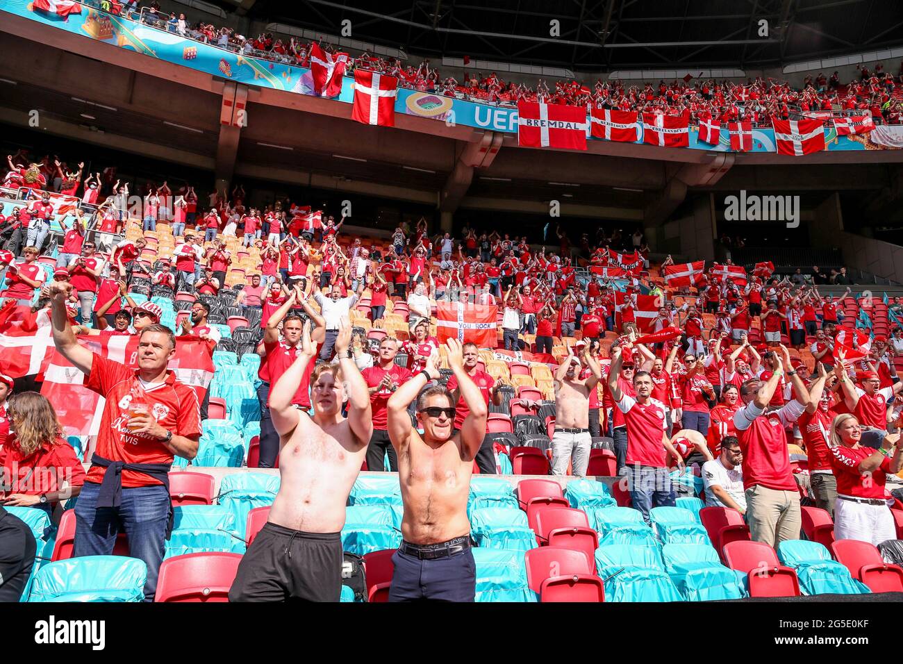 AMSTERDAM, PAESI BASSI - GIUGNO 26: Tifosi della Danimarca durante la partita finale del Campionato UEFA Euro 2020 1/8 tra Galles e Danimarca alla Johan Cruijff Arena il 26 giugno 2021 ad Amsterdam, Paesi Bassi (Foto di Marcel ter Bals/Orange Pictures) Credit: Orange Pics BV/Alamy Live News Foto Stock