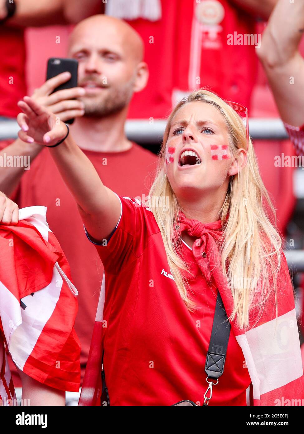 AMSTERDAM, PAESI BASSI - GIUGNO 26: Tifosi della Danimarca durante la partita finale del Campionato UEFA Euro 2020 1/8 tra Galles e Danimarca alla Johan Cruijff Arena il 26 giugno 2021 ad Amsterdam, Paesi Bassi (Foto di Marcel ter Bals/Orange Pictures) Credit: Orange Pics BV/Alamy Live News Foto Stock