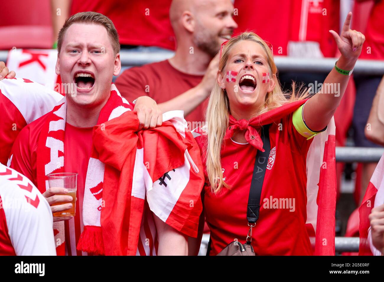 AMSTERDAM, PAESI BASSI - GIUGNO 26: Tifosi della Danimarca durante la partita finale del Campionato UEFA Euro 2020 1/8 tra Galles e Danimarca alla Johan Cruijff Arena il 26 giugno 2021 ad Amsterdam, Paesi Bassi (Foto di Marcel ter Bals/Orange Pictures) Credit: Orange Pics BV/Alamy Live News Foto Stock