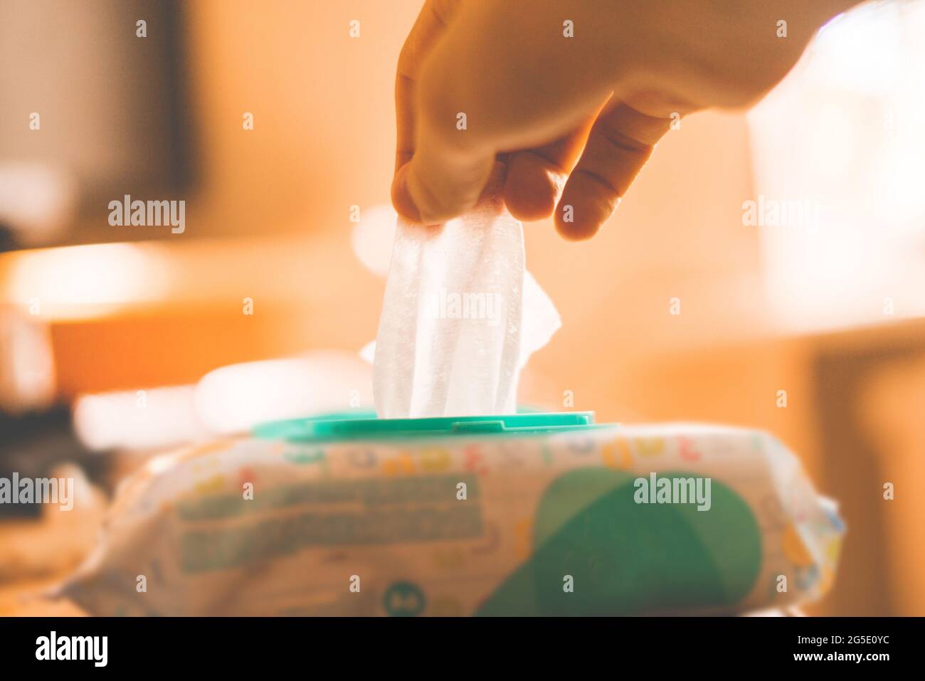 Mano tenendo il panno umido per pulire la pelle Foto Stock