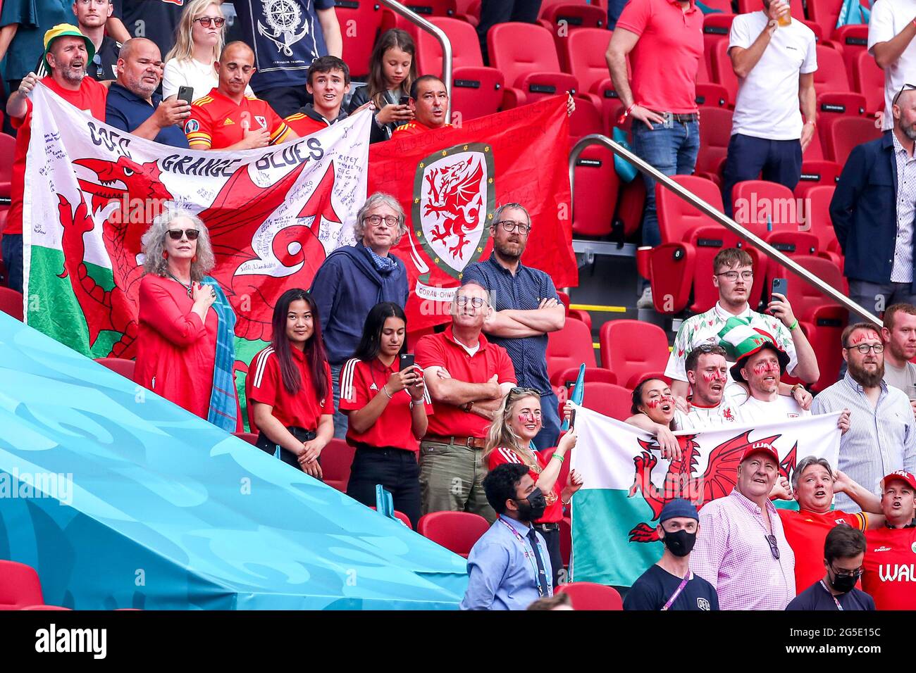 Tifosi del Galles prima del calcio d'inizio durante la partita UEFA Euro 2020 del 16 che si tiene alla Johan Cruijff Arena di Amsterdam, Paesi Bassi. Data immagine: Sabato 26 giugno 2021. Foto Stock