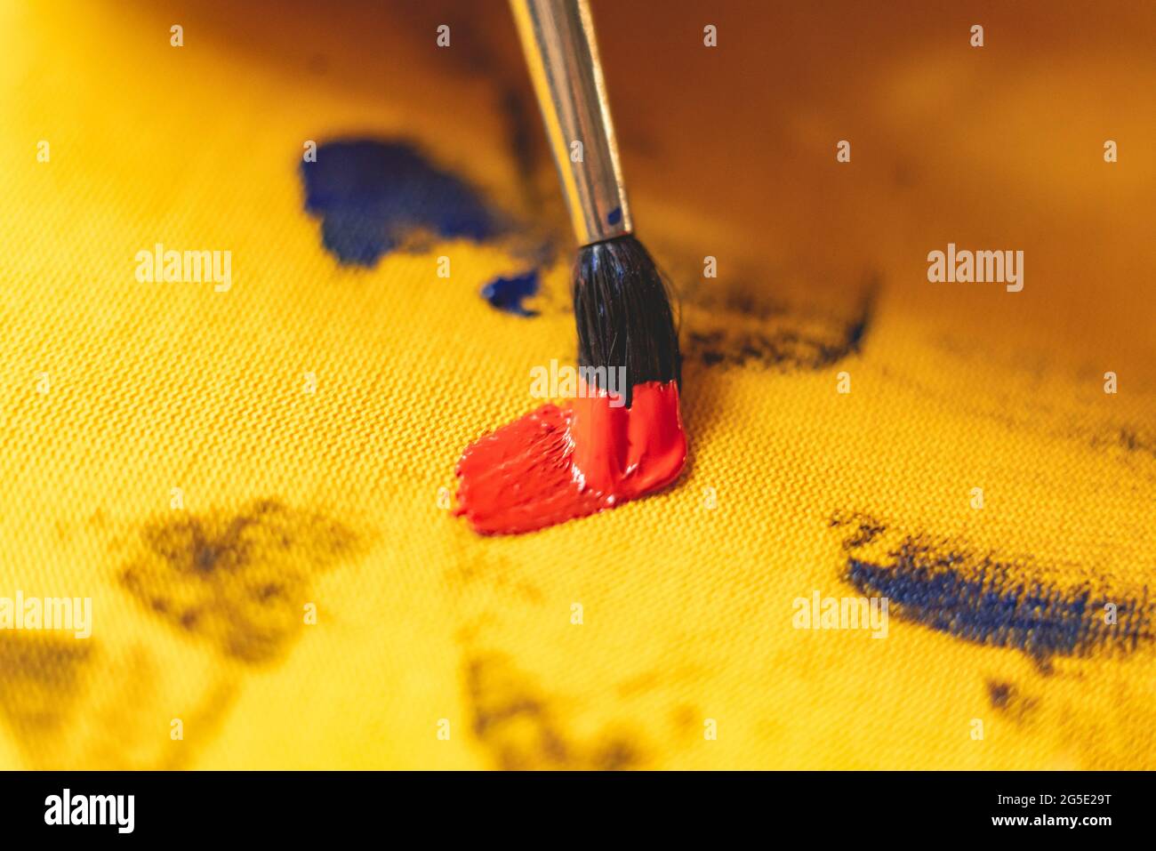 disegnando con un pennello su una t-shirt, concetto personale unico di design dei vestiti Foto Stock