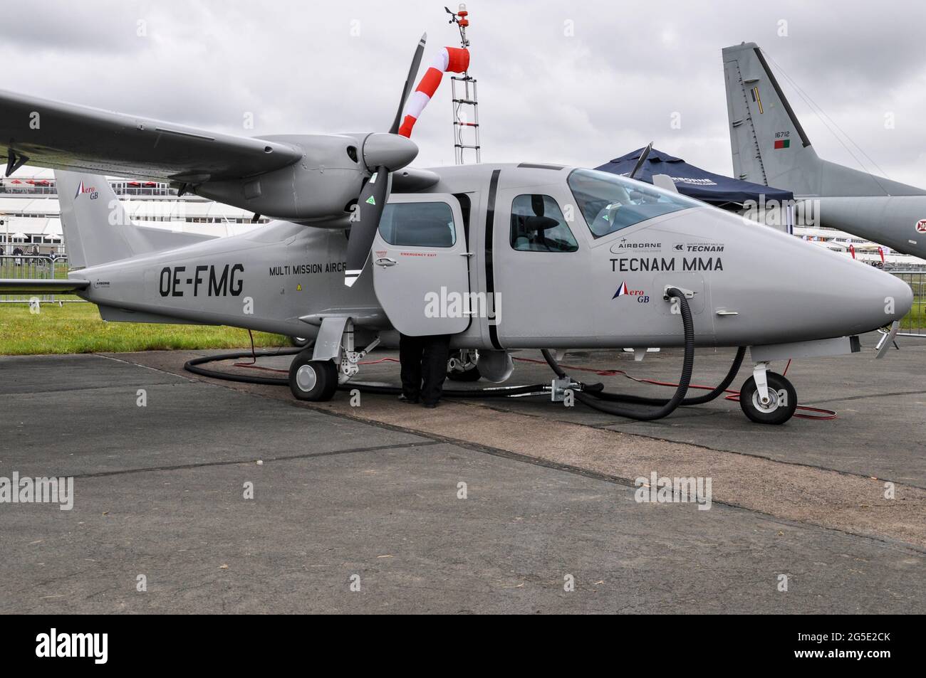 TECNAM MMA alla fiera di Farnborough International Airshow 2012, Regno Unito. Variante Multi-Mission modificata con attrezzature mission da Airborne Technologies Foto Stock
