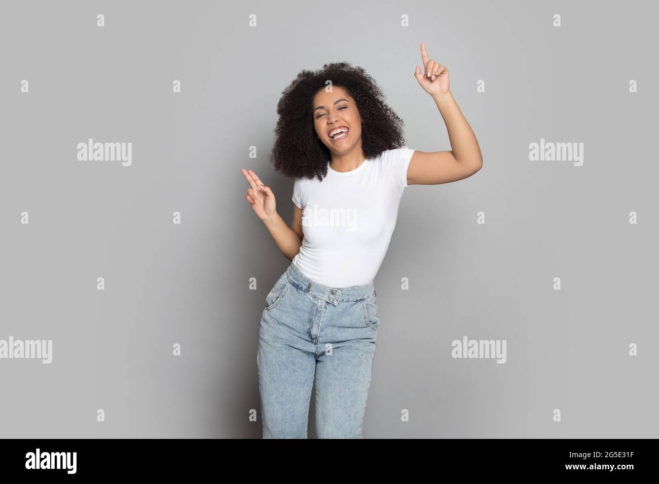 Una donna afroamericana che danzava in studio Foto Stock