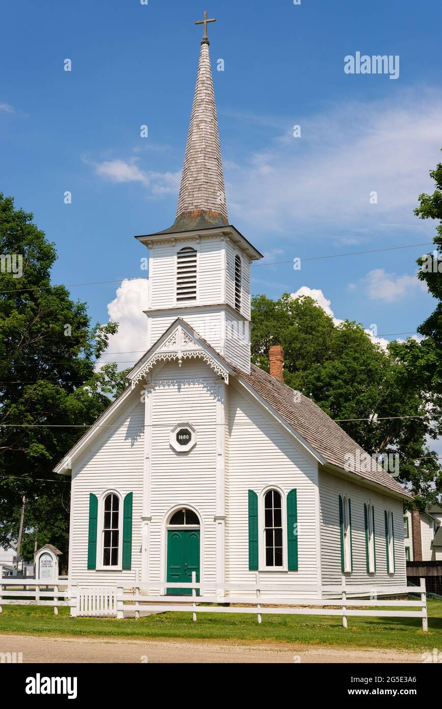 Sheffield, Illinois - Stati Uniti - 10 giugno 2021: La storica Chiesa evangelica luterana danese di San Pietro, o Vecchia Chiesa danese, su un beau Foto Stock