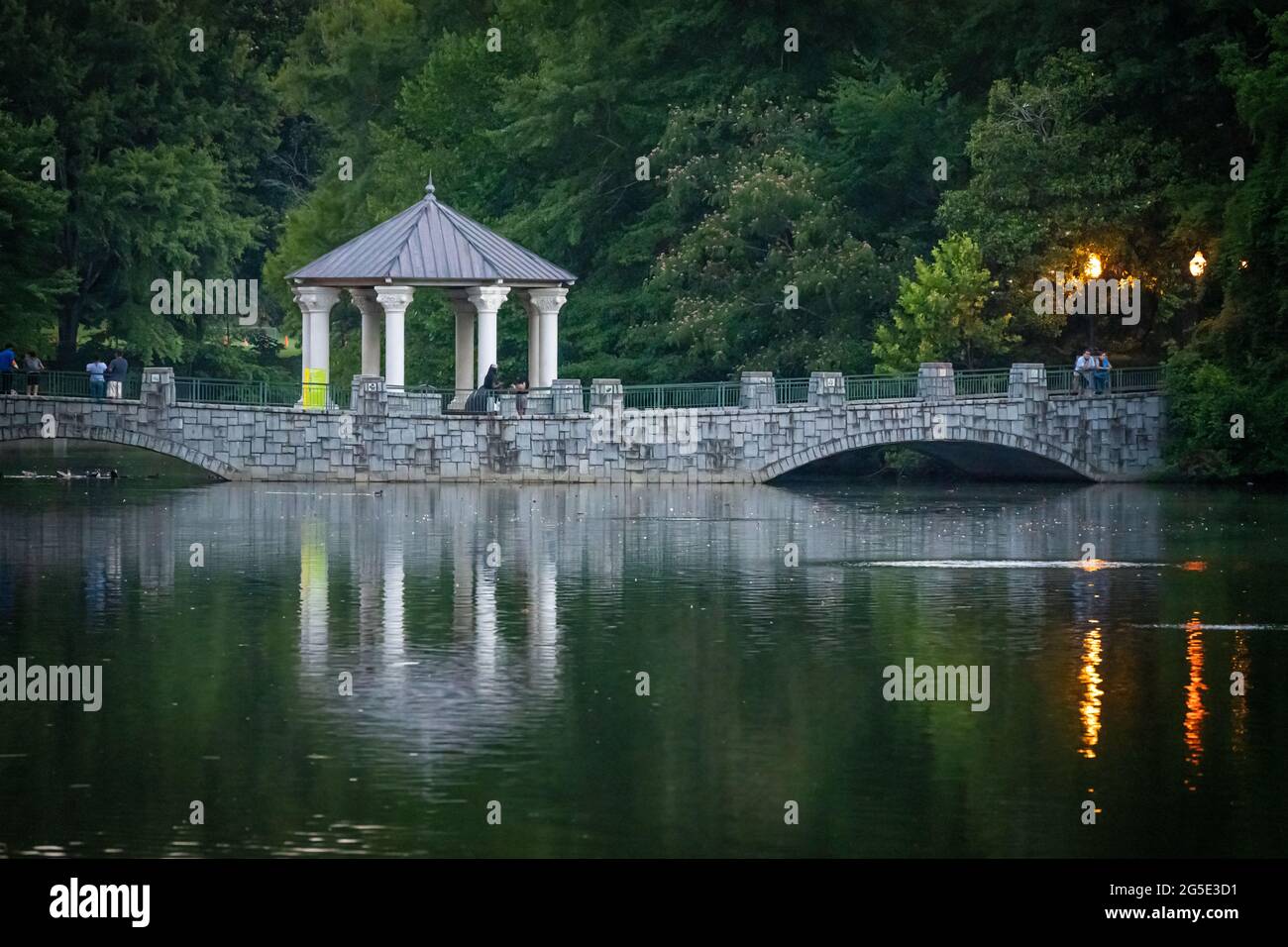 Gazebo del Parco del Piemonte sul Lago Clara Meer ad Atlanta, Georgia. (STATI UNITI) Foto Stock