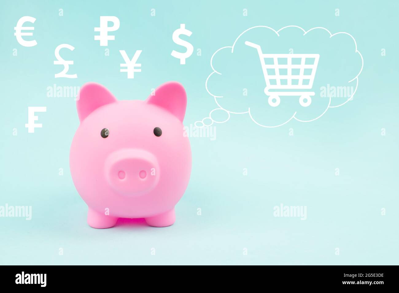 Pink piggy bank con ologramma digitale valute del mondo e carrello di shopping in nuvola pensato sopra la sua testa su sfondo blu Foto Stock