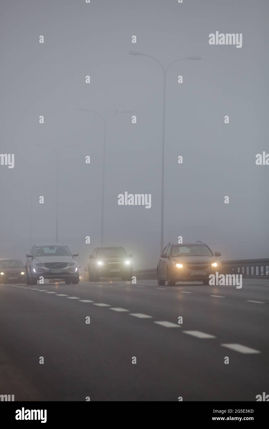 Guida di un'auto in cattive condizioni meteorologiche, giorno nebbioso sulla strada Foto Stock