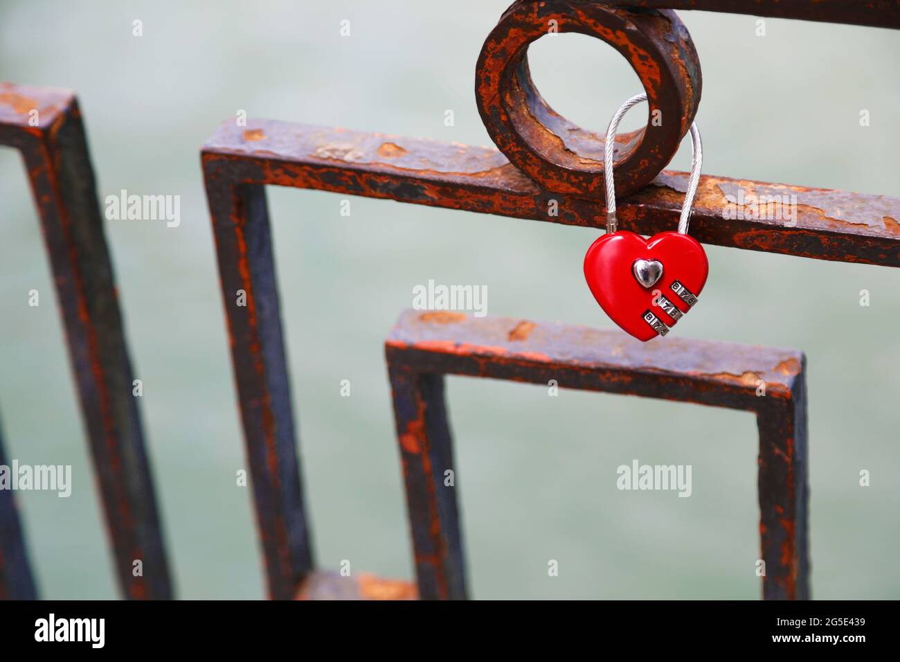 Serratura a forma di cuore lasciata dagli amanti su un ponte veneziano Foto Stock