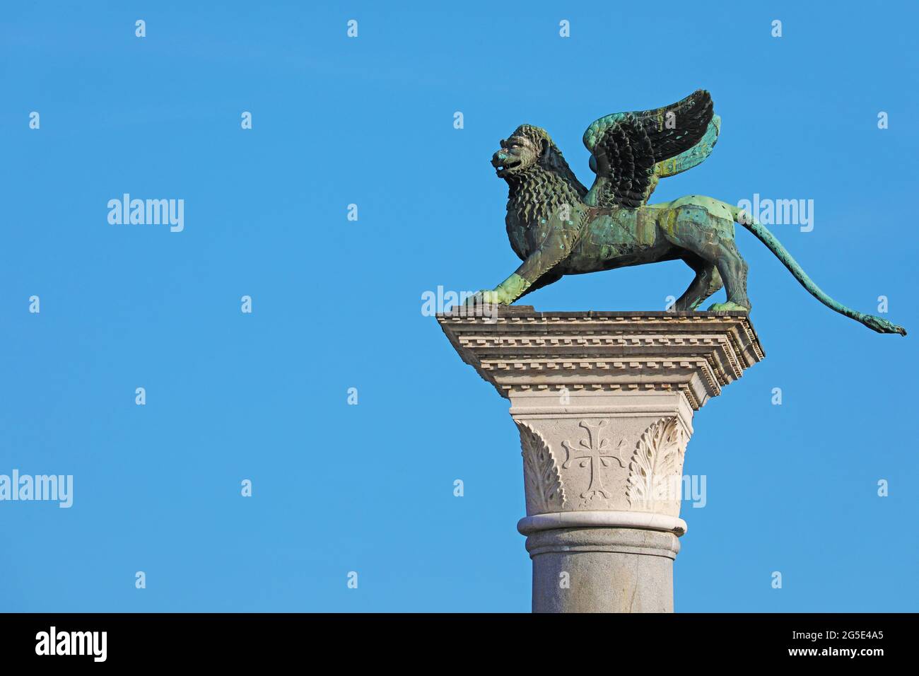 Leone alato, simbolo di Venezia, su una colonna alta Foto Stock